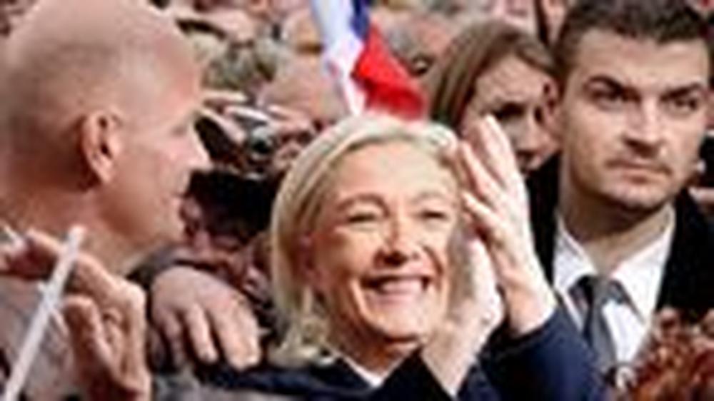 Marine Le Pen: Marine Le Pen umgeben von Anhängern während eines Besuchs in Brachay