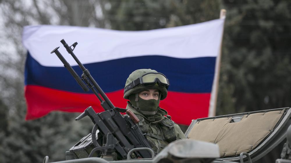 Krim-Konflikt: Begrüßung mit russsicher Flagge - Viele Bewohner auf der ukrainischen Halbinsel Krim befürworten die Anwesenheit russischer Truppen.