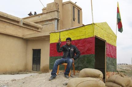 Ein Kurde sitzt an einem Checkpoint in der Nähe der Stadt Ras al-Ain (Archivbild von November)