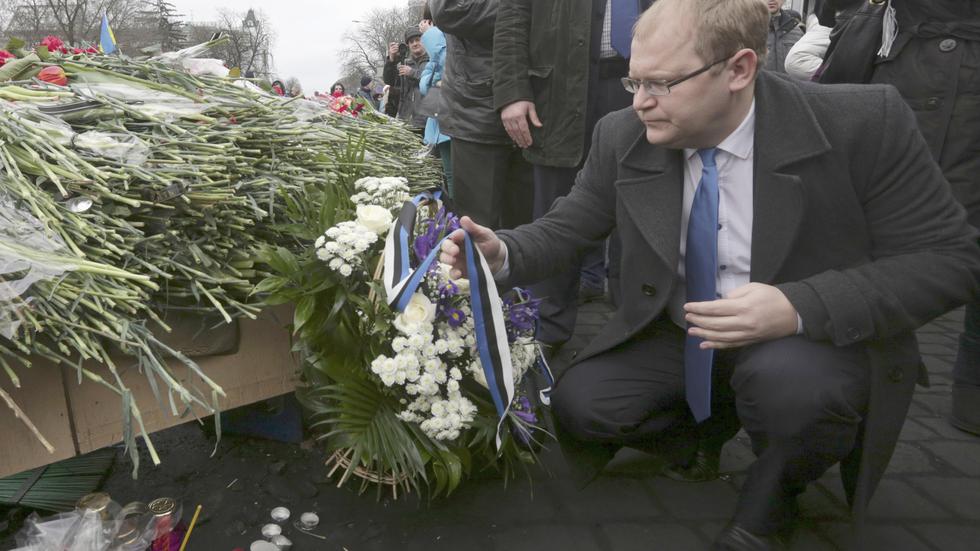 Ukraine: Der estnische Außenminister Urmas Paet legt in Kiew am 25. Februar einen Kranz nieder. 