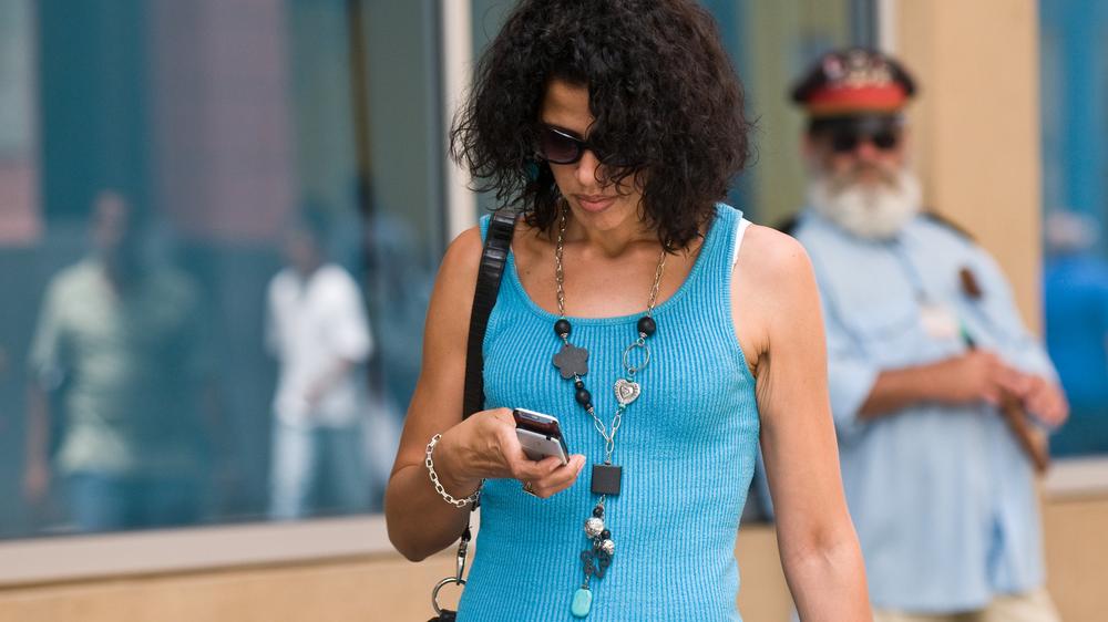 Enthüllung: Eine Kubanerin mit ihrem Mobiltelefon in Havanna