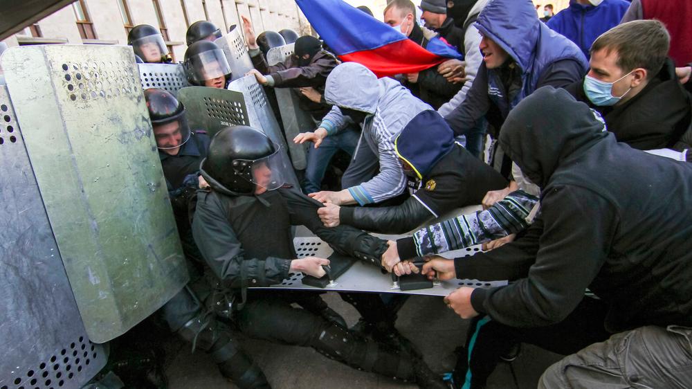 Ukraine: Pro-russische Demonstranten lieferten sich am Wochenende in Donezk Auseinandersetzungen mit der Polizei.