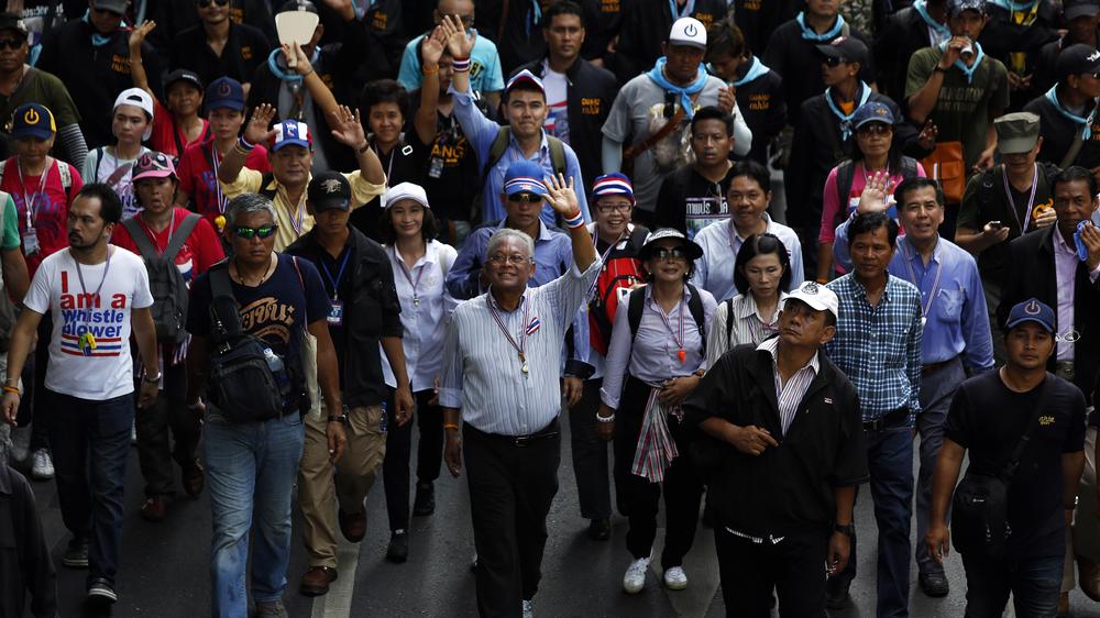 Thailand: Wasserwerfer gegen Regierungsgegner in Bangkok | ZEIT ONLINE
