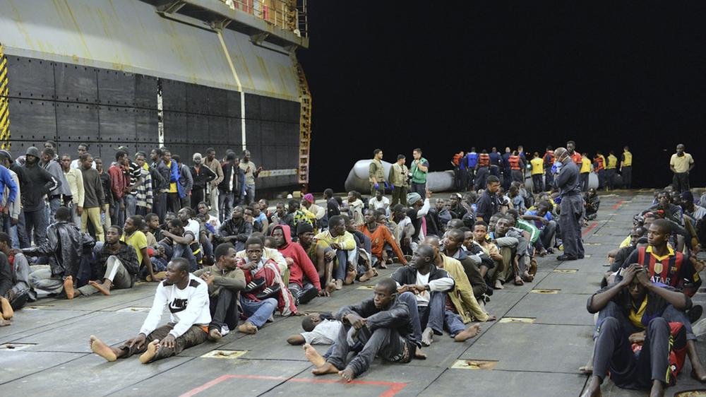 Flüchtlinge: Flüchtlinge an Bord eines US-Kriegsschiffs (Bild vom 7. Juni)