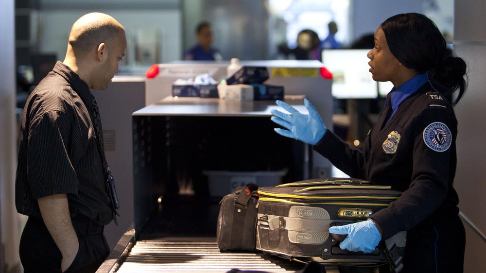 Terrorabwehr: Gepäckkontrolle am New Yorker Flughafen John F. Kennedy