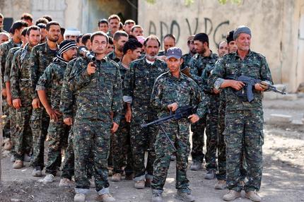 Bürgerkrieg in Syrien: Iraqi volunteers from the Yazidi sect gather during a training camp at the Serimli military base, which is controlled by the Kurdish People's Protection Units (YPG), in Qamishli, northeastern Syria on the border with Kurdistan August 16, 2014.