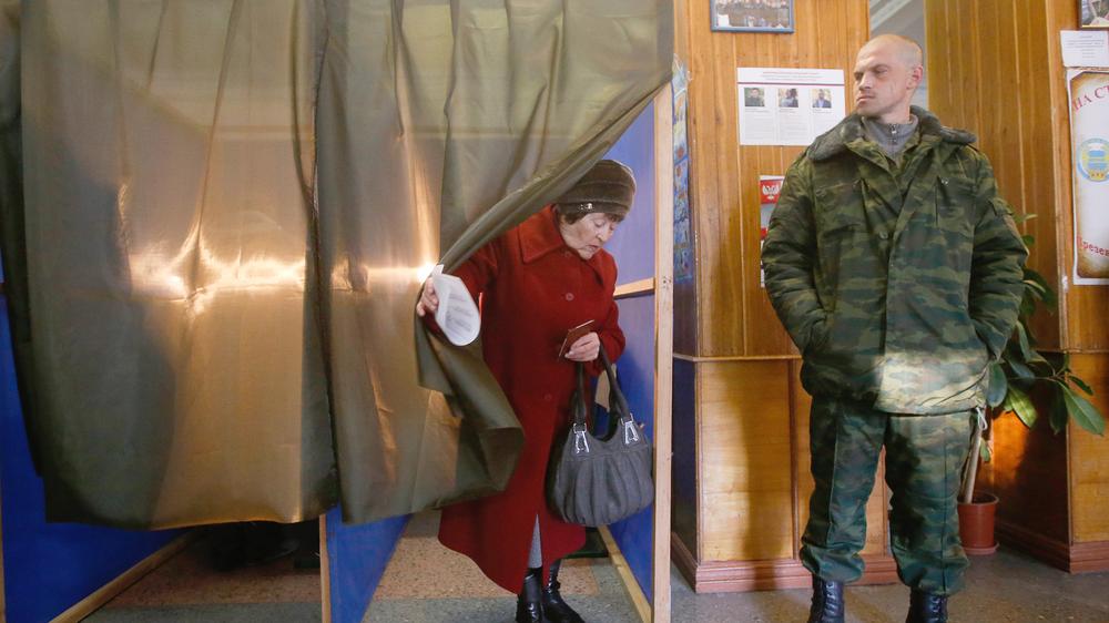 Wahl in der Ostukraine: Eine Frau verlässt nach ihrer Stimmabgabe die Wahlkabine in Donezk. 
