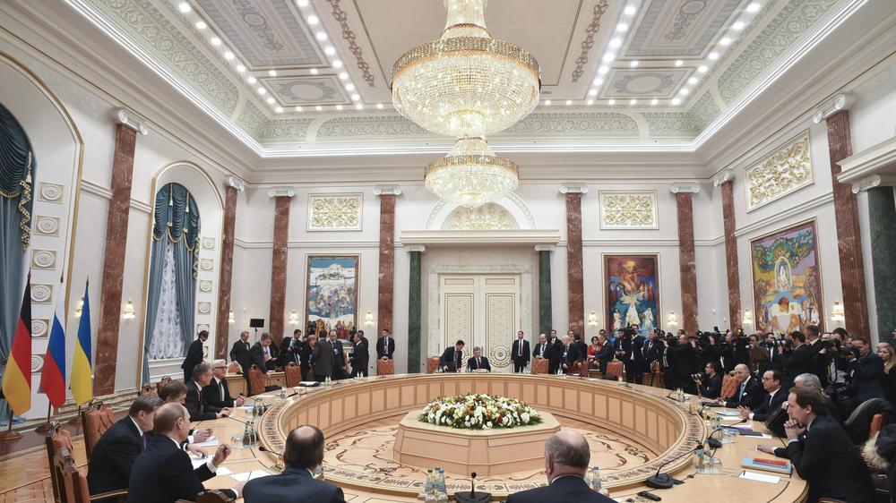 Ukraine-Gipfel Minsk : Die Delegationen aus Russland, der Ukraine, Deutschland und Frankreich bei den Verhandlungen in Minsk zur Entspannung des Ukraine-Konflikts