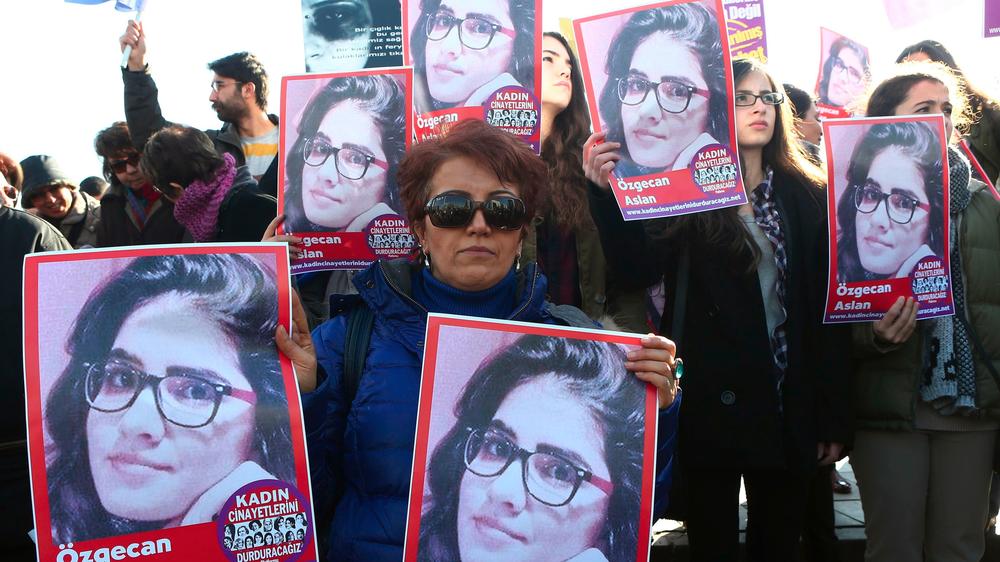 Gewalt gegen Frauen: Gesellschaft, Gewalt gegen Frauen, Gewalt, Recep Tayyip Erdogan, Türkei, Facebook, Abfindung, Demonstration, Eltern, Polizei, Twitter, Vergewaltigung, Frauenrechte