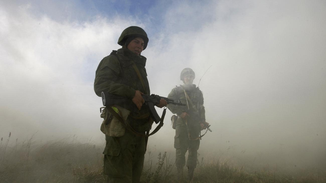 Картинка воин сво. Солдат в тумане. Русский солдат. Русский солдат в тумане. Солдат со спины.