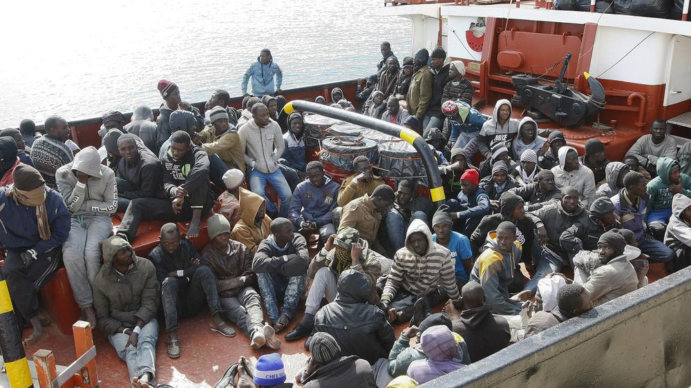 Libyen: Flüchtlinge erreichen im Februar den Hafen von Pozzallo in Sizilien.