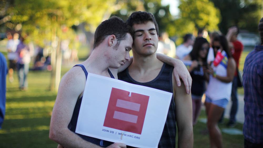 Ein homosexuelles Paar auf eine Demonstration gegen Diskriminierung in den USA