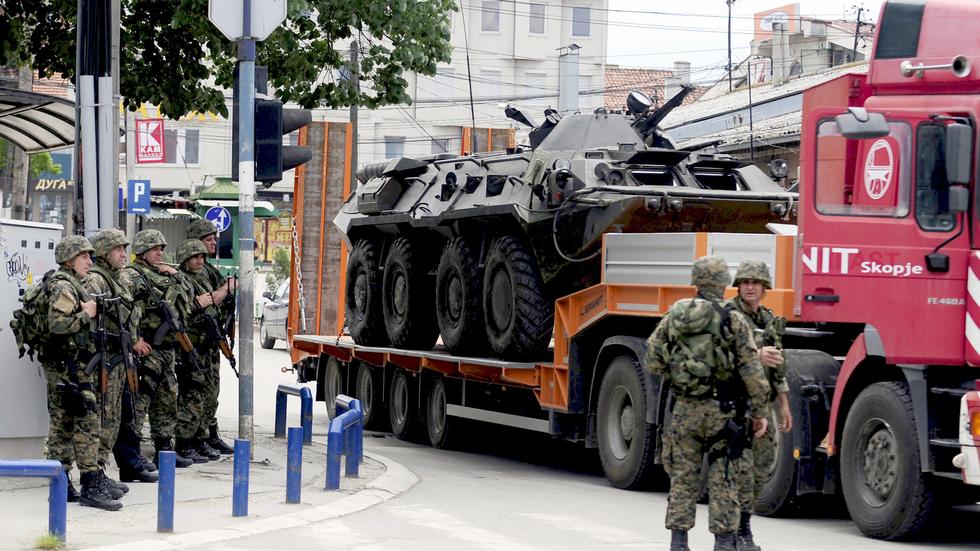 Mazedonien: Ein bei den Gefechten im nordmazedonischen Kumanovo beschädigtes Polizeifahrzeug wird abtransportiert.