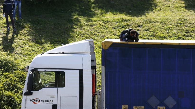Fluchtlinge Frankreich Erhoht Polizeischutz Am Eurotunnel Zeit Online