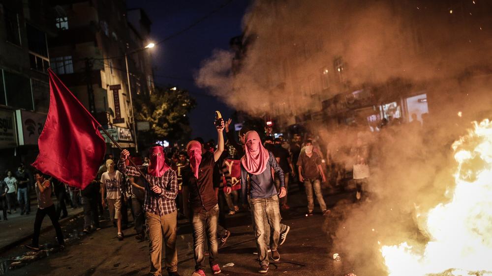 Türkische Luftangriffe: Linke Demonstranten protestierten am Freitagabend in Istanbul gegen die türkischen Angriffe auf kurdische Kämpfer.