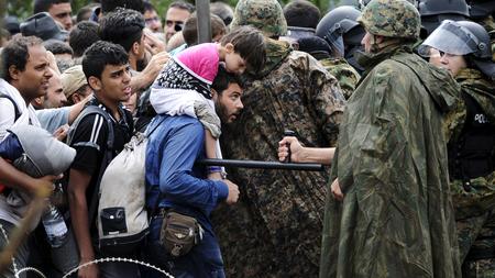 Mazedonien 1 500 Fluchtlinge Uberqueren Die Grenze Nach Mazedonien Zeit Online