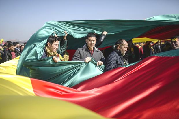Kurdische Flagge beim Neujahrsfest in Istanbul