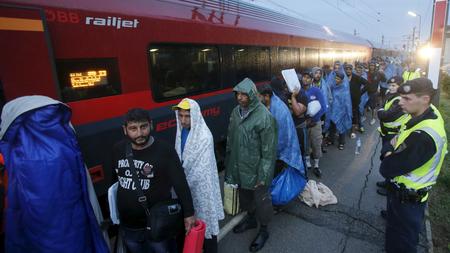 Ungarn Tausende Fluchtlinge In Osterreich Eingetroffen Zeit Online