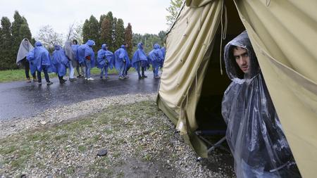 Fluchtlinge Slowenien Setzt Militar An Der Grenze Ein Zeit Online