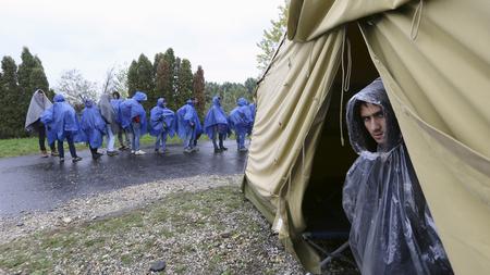 Fluchtlinge Slowenien Setzt Militar An Der Grenze Ein Zeit Online