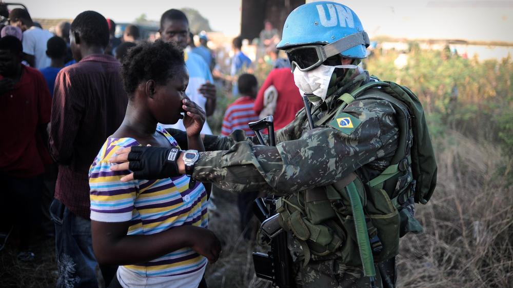 Ein Blauhelm-Soldat mit einer Frau in Haiti