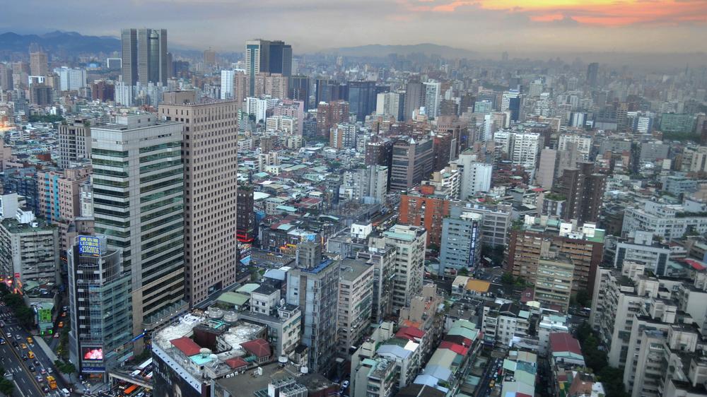 Taiwan: Blick über Taiwans Hauptstadt Taipeh, illegale Bauten finden sich auf unzähligen Dächern.
