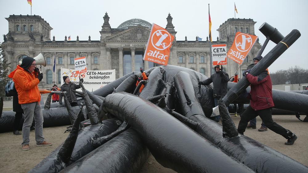 TTIP: Aktivisten demonstrieren vor dem Reichstagsgebäude gegen das Handelsabkommen Ceta.