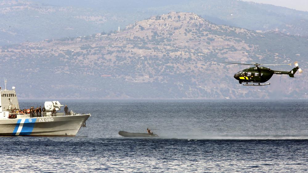 Flüchtlinge: Ein Frontex-Helikopter und ein Boot der griechischen Küstenwache stoppen ein Schlauchboot mit einem vermeintlichen Schmuggler vor der griechischen Insel Lesbos im September 2015.