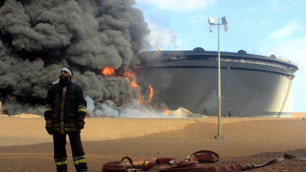 Libyen: Ein Öltank brennt im nordlibyschen Ras Lanuf nach einer IS-Attacke.