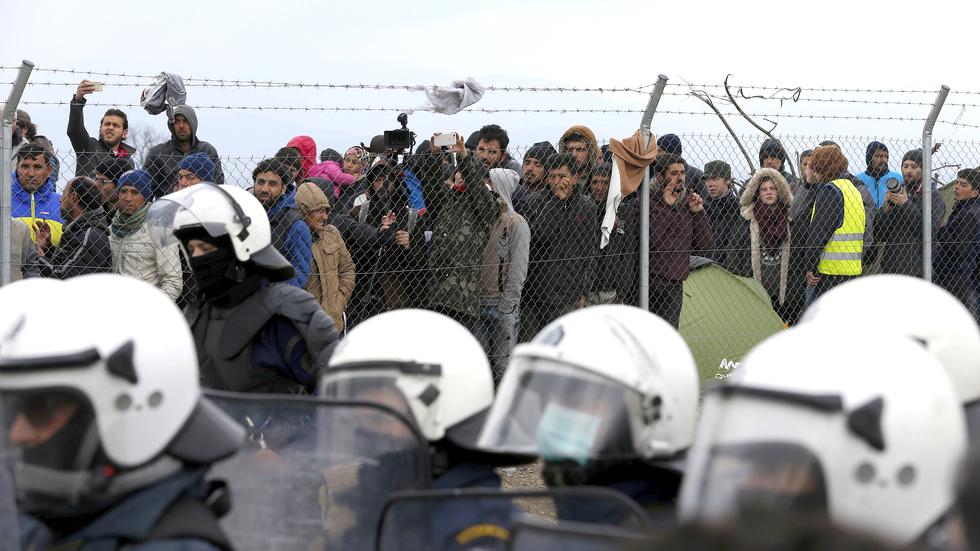Flüchtlinge am Grenzzaun in Idomeni