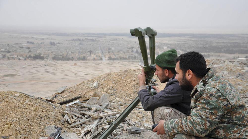 Syrien: Regierungstreue syrische Soldaten überwachen auf einem Hügel die vom IS eroberte Altstadt von Palmyra.