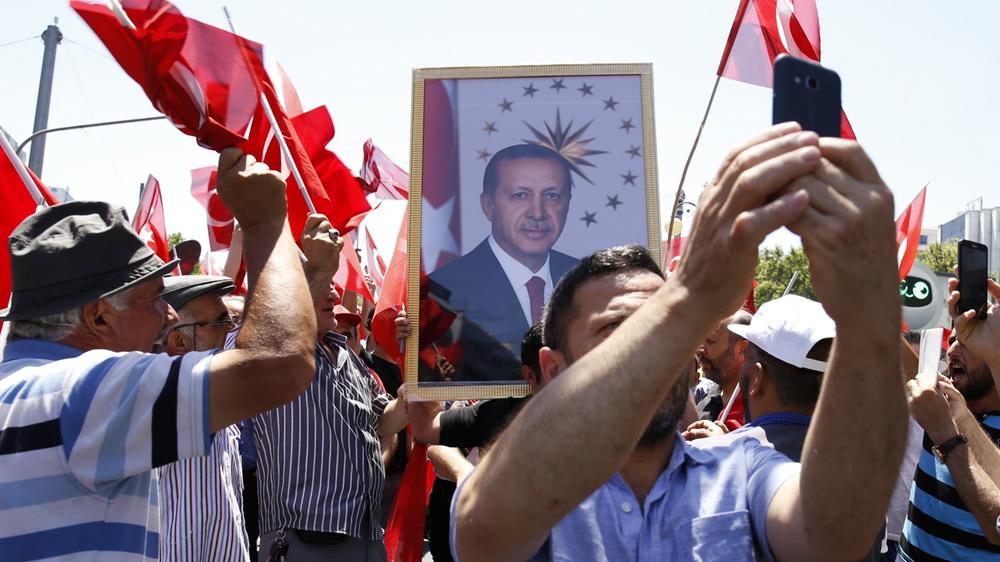 Recep Tayyip Erdoğan: Nach dem Putsch bekommt Präsident Erdoğan besonders viel Unterstützung. 