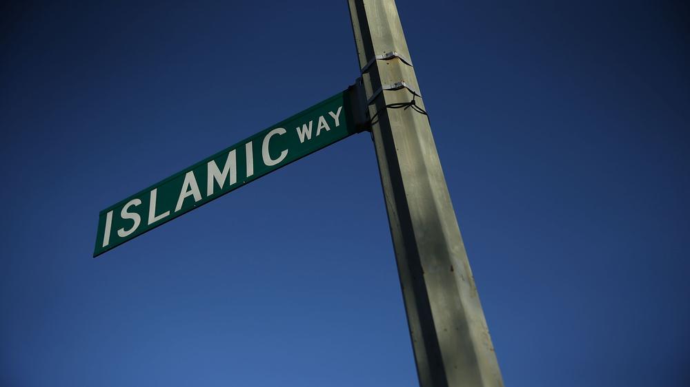 Muslime in den USA:  Ein Straßenschild vor der vor der Masjid-Muhammad-Moschee in Washington D.C. © Alex Wong/Getty Images () 