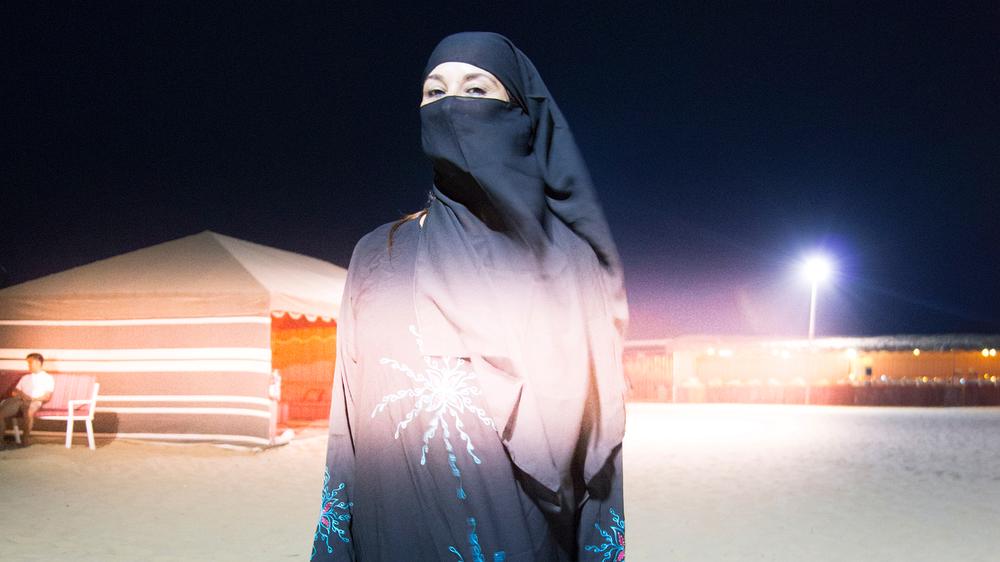 Verschleierung: Am Strand von Abu Dhabi 