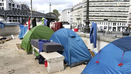 Frankreich Paris Plant Humanitare Aufnahmezentren Fur Fluchtlinge Zeit Online