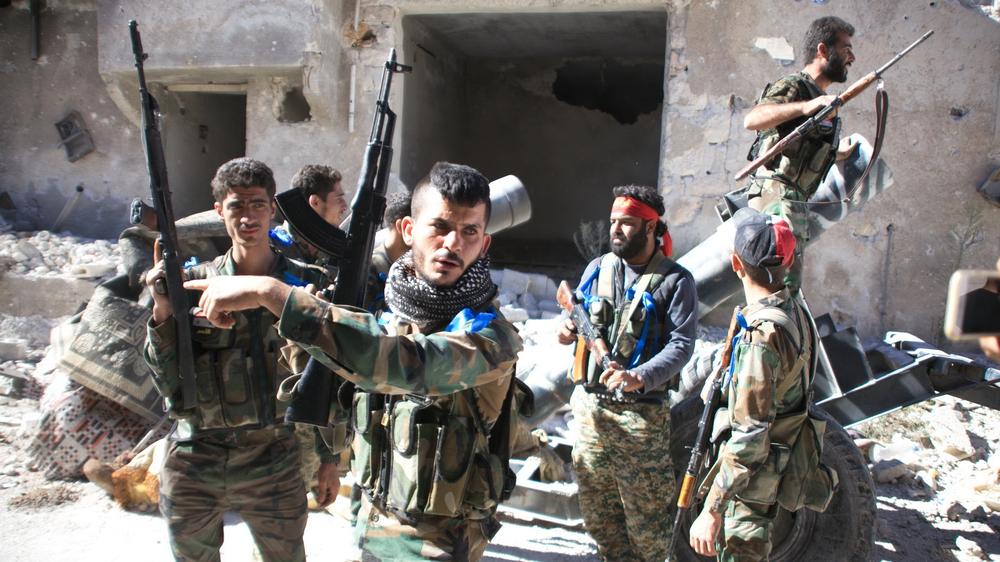 Russland: Syrische Regimesoldaten nördlich von Aleppo, wo zuvor Russland Luftangriffe geflogen hatte