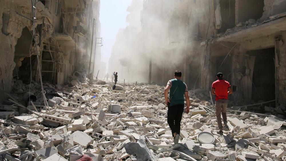 Syrien: Eine von Trümmern und Ruinen versehrte Straße in Aleppo