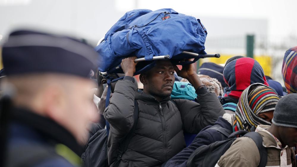 Calais: Französische Polizisten beobachten den Auszug der Migranten aus dem Dschungel genannten Lager bei Calais.