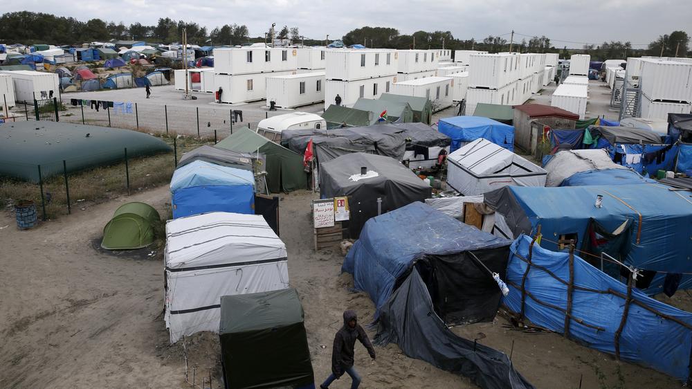 Calais: Das Flüchtlingslager nahe Calais soll geräumt werden. (Archivbild)