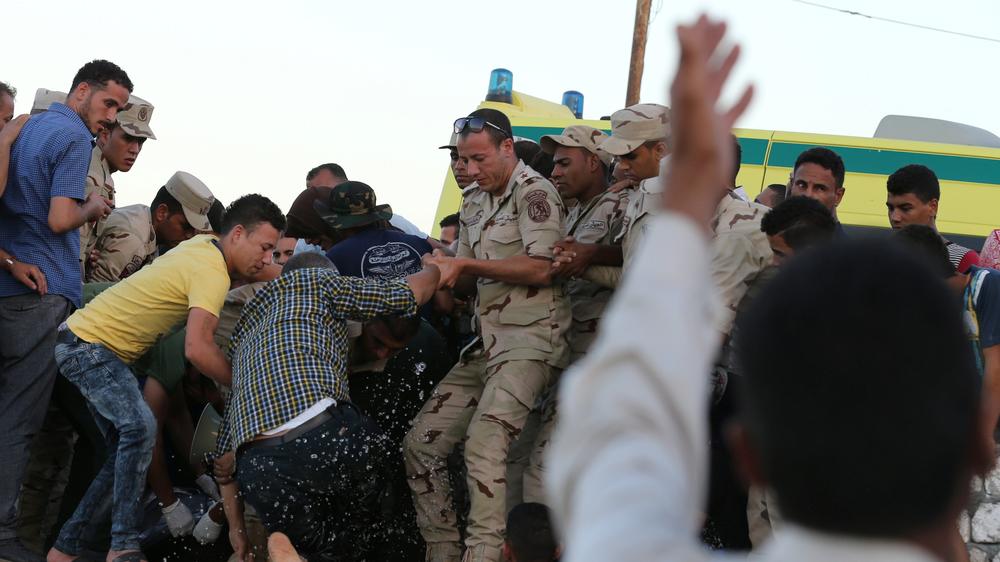 Flüchtlingsabkommen: Auch von einem Flüchtlingsdeal mit Ägypten war immer mal wieder die Rede: Hier halten Ägyptische Soldaten einen Migranten fest, der von einem gekenterten Boot gerettet wurde.