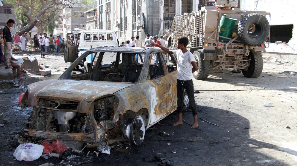 Jemen: Ein verbranntes Auto nach einem Bombenanschlag in Aden

