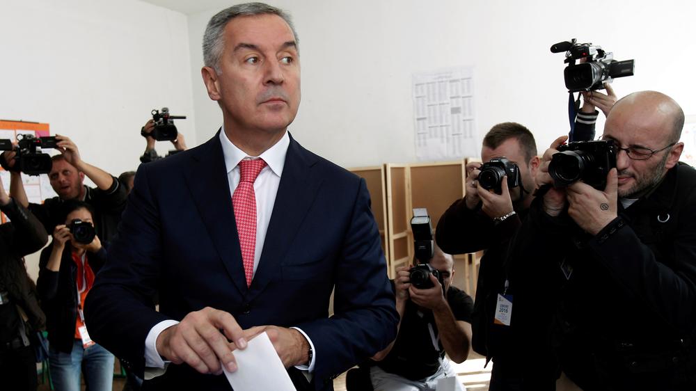 Parlamentswahl: Montenegros Regierungschef Milo Đukanović gibt seine Stimme ab. 