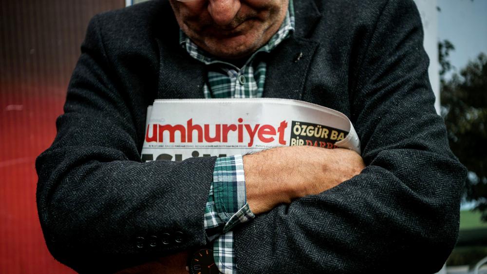 Türkei: Ein Mann hält eine Ausgabe der "Cumhuriyet" während einer Demonstration vor der Zeitungsredaktion.