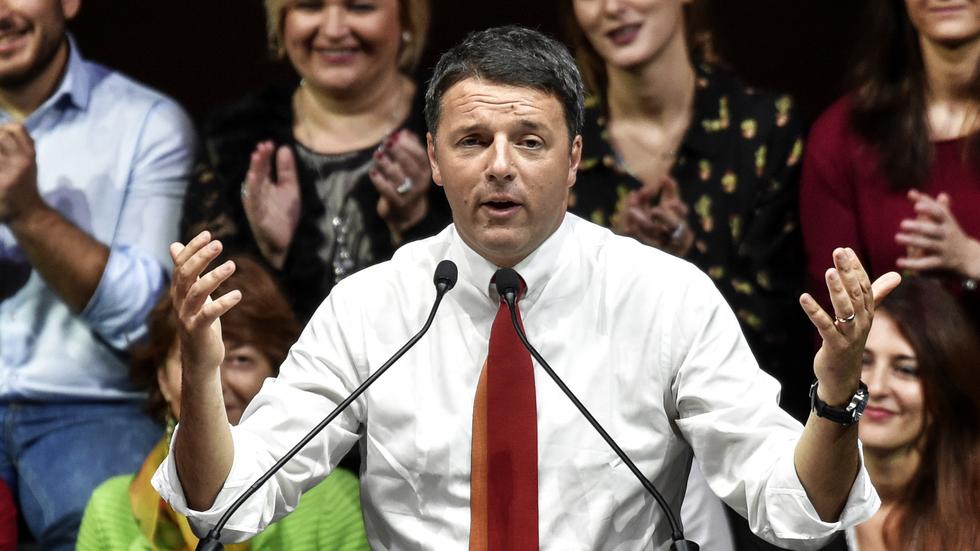 Matteo Renzi: Italiens Regierungschef Matteo Renzi wirbt vor Anhängern für sein Referendum.