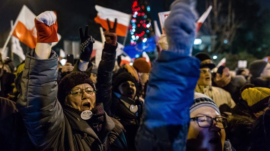 Demonstration Stundenlange Blockade Des Parlaments In Polen Beendet Zeit Online