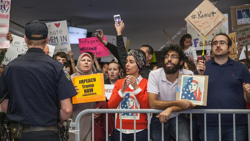 Einreiseverbot USA: Am Flughafen San Francisco demonstrierten Tausende gegen Donald Trumps Einreiseverbot.