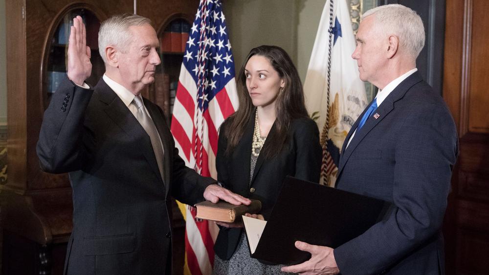 US-Regierung: Vizepräsident Mike Pence (rechts) vereidigt in Washington James Mattis (links) als neuen Verteidigungsminister.