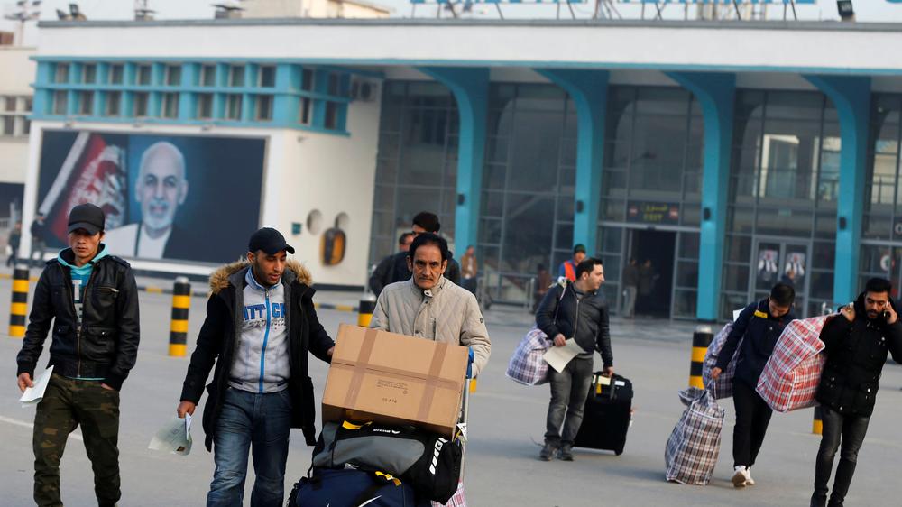 Europäische Union: Eine Gruppe von Flüchtlingen am Flughafen von Kabul, Afghanistan