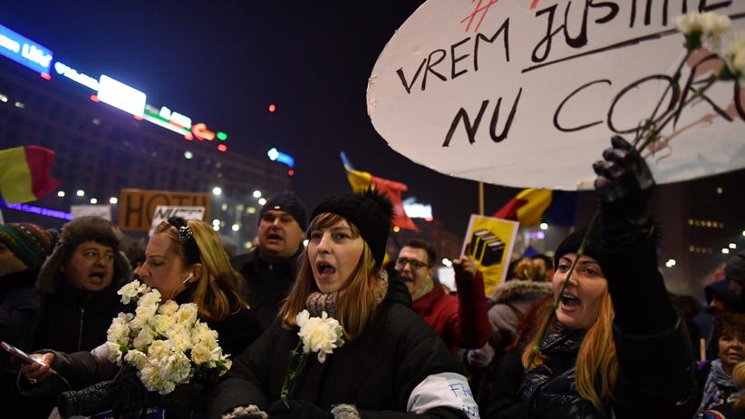 Bukarest: Zehntausende Rumänen protestieren vor Regierungssitz