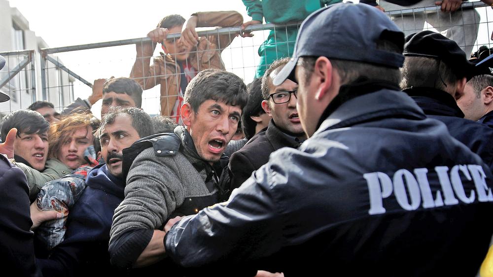 Europäische Union: Ein Afghane gerät bei einem Protest am Athener Flughafen mit einem griechischen Polizisten aneinander. 